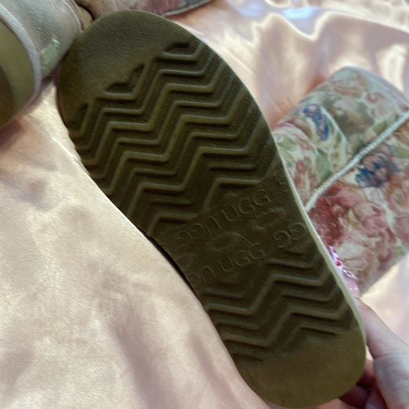 Uggs - Picture 2 of 2